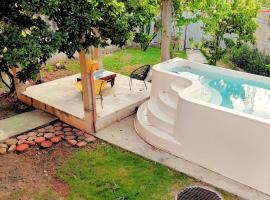 Diamond House with pool, near the airport, Hotel in Mérida