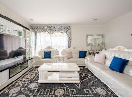 Neat and tidy house, hotel i Cranbourne