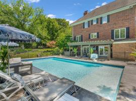 Luxury living in a perfect Lawrence location!, Hotel in Lawrence