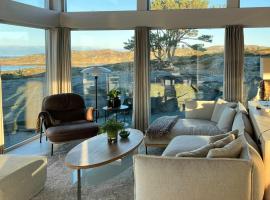 Viesnīca Cottage With Sunny Terraces And Sea Views pilsētā Lysesund