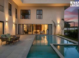 StayVista's The Sweet Life - 5BHK Luxury Farm stay with Private Pool in Sohna, Hotel in Sohna