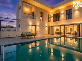 StayVista's The Sweet Life - Luxury Farm stay with Private Pool & Fireplace, hotel Sohna városában