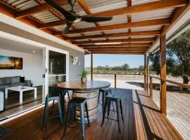 Silver Oak - Quiet Countryside Cottage by the Vines