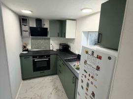 Hel hus i rolig by, hotel u gradu 'Birkelse'