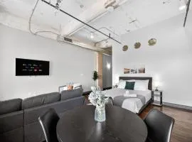Modern Downtown Apartment | Pool, Laundry, Valet Parking