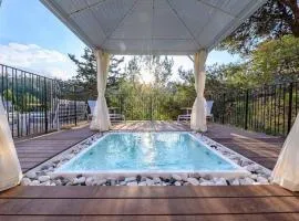 אחוזת נופש ביער - וילה מושלמת עם בריכת זרמים ונוף לטבע