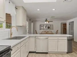 Luxe 4BR 2BTH l Pool & Grill l Central Location l Mountain View l Family Vacation l RV Site