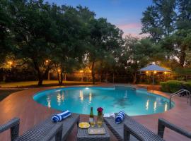 StayVista at Estate 10 by GTV Estate Luxury Private Pool Villa in Delhi, hotel in Dera Māndi