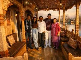 Raja's Palace Houseboat - Kashmir