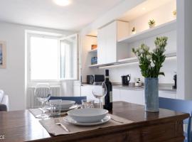 Casa Mael - Lakefront Flat, hotel i Lierna