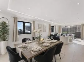 Exquisite 4BR Designer Home with Smart Features, Free Parking & SkyStream - Sleeps Up To 10 in Gerrards Cross SL9