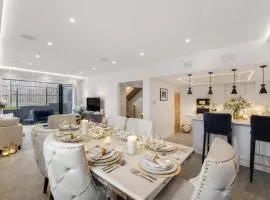 Luxury 4BR Smart Home with Smart Features, Garden, SkyStream & Free Parking - Sleeps Up To 8 in Gerrards Cross SL9
