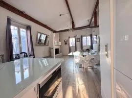 Sublime appartement refait à neuf en dernier étage baigné de lumière avec une très belle hauteur sous plafond 2 chambres en plein centre de Paris