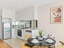 Chic 2BR City Stay by Crown Casino Skyline Views