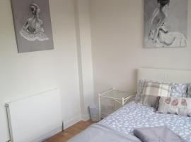 King size bed Direct bus to city center Silver, hotel a Edimburgo