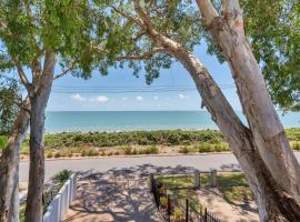 Seascape Luxury Beachfront House, holiday home in Clifton Beach