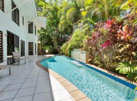 Seascape Luxury Beachfront House, hotel v destinaci Clifton Beach