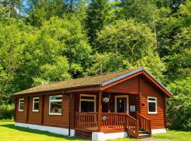 Antler Lodge Traditional Log Cabin, hotell sihtkohas Dunoon