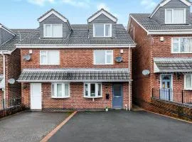 3BR Home with Garden & Free Parking