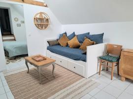 One bedroom flat with a view, Hotel in Les Rosiers-sur-Loire