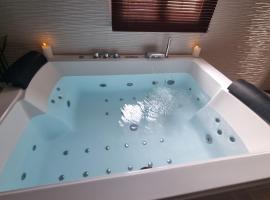 Evasion Romantique love room jacuzzi jardin privé proche Paris, hotel i Saint-Prix