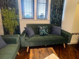 2BR Apt FREE parking Royal Lpool Golf Course Views, hotel i Hoylake