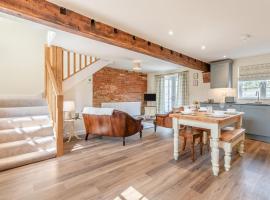 2 Bed in Fordingbridge oc-96125, hotel em Godshill