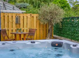 2 Bed in Fordingbridge oc-96127, hotel em Godshill