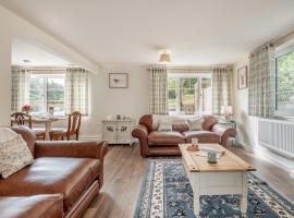 3 Bed in Fordingbridge oc-96126, hotel em Godshill