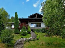 Ferienhaus am Titisee - mit Seeblick & eigenem Seezugang, Hinterzarten, hótel í Hinterzarten