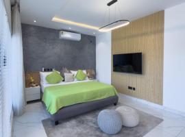 Luxury Executive Balcony Suite at THE HIDDEN DOMUS I Elmina Suite, hotel i Accra