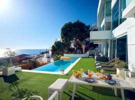 Villa in Sitges with Pool, Jacuzzi, BBQ, View, AC, 12Pax, hotel v destinaci Sitges