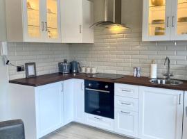 Elegant Penthouse Apartment in Kinsale Town Centre, Hotel in Kinsale