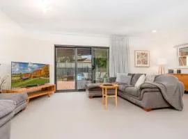 Great for groups, sleeps 11, pet friendly, CBD 4km