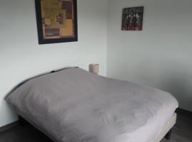 Belle chambre lumineuse avec bureau dans une maison spatieuse, Hotel in Voellerdingen