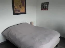 Belle chambre lumineuse avec bureau dans une maison spatieuse