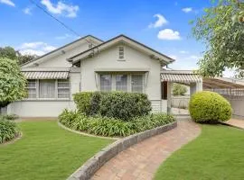Family home, pet friendly, sleeps 10, CBD 1km