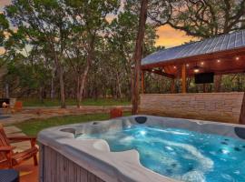 Modern Hill Country house w/kitchen, private pool/hot tub & great outdoor space, hotel i Wimberley