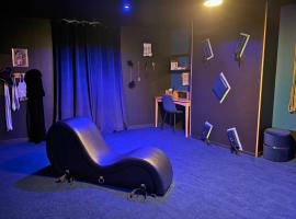 Suite Casanova avec SPA & Escape Love Game - Doux Bleu Jeux, Hotel in Niort