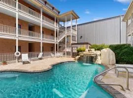 Gruene Riverfront 1st fl condo - pool & river access & walking distance to Gruene Hall