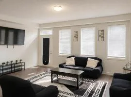 2024 Built Stylish 3BR Cambridge Townhouse with Free Parking, WiFi, Full Kitchen, Laundry, 8 Min Drive to African Lion Safari! Perfect for Family Travel, Group Trips & Work Stays!