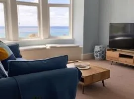 Spacious flat - fabulous sea views & walk to beach