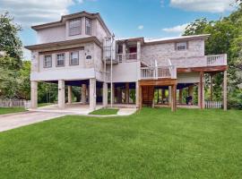 Seguin में, होटल Riverfront retreat w/ wraparound deck, Movie Room, Firepit