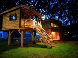 Wooden Lodge Victor de Vos I Slapen in een echte boomhut, Hotel in Rijen