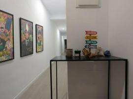 Hollywood Palazzo, hótel í Roses