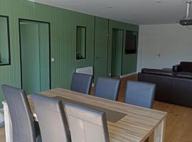 3 min drive to Rennes Parc des Expositions, hotel i Goven