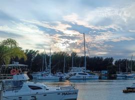 Waterfront Accommodation, hotel sa Richards Bay