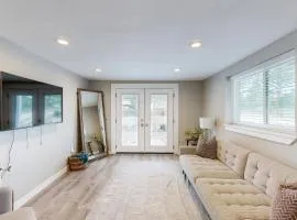 Lovely home on 2+ acres with views, firepit & outdoor kitchen - wedding perfect