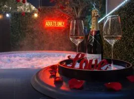 Romantic Hot Tub Escape Discreet & Private