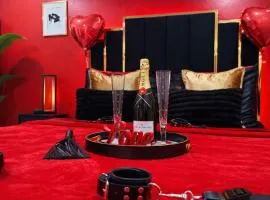 Red Chamber Hot Tub Couples Retreat
